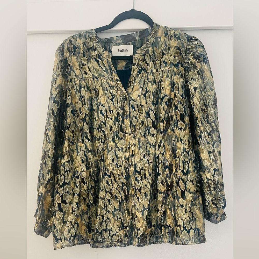 It’s a beautiful shirt ba&sh Is new . Color blue gold . Sise L